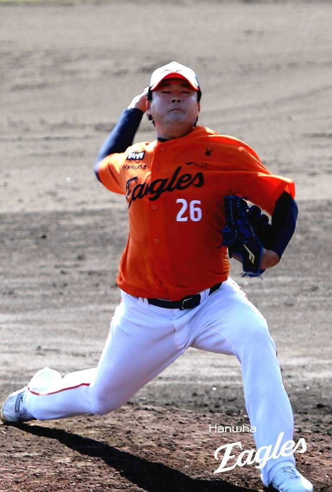 한화 이글스 투수 한승혁이 1일 일본의 오키나와 전력 사회인 야구팀을 상대로 역투를 펼치고 있다. /사진=한화 이글스 제공
