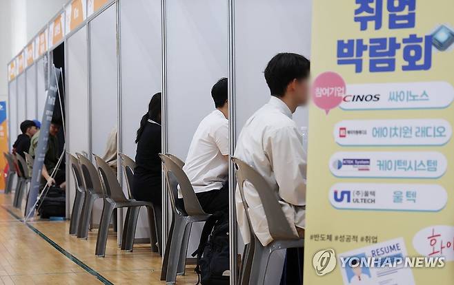 한국해양대 취업박람회 채용 상담 (부산=연합뉴스) 강선배 기자 = '2024 국립한국해양대학교 취업박람회'가 열린 24일 오전 부산 영도구 한국해양대 체육관에서 구직자들이 채용 상담을 받고 있다.
이번 취업박람회는 35개 기관 및 기업이 참여해 재학생, 미취업 졸업생, 관내 미취업자를 대상으로 1대 1 맞춤형 컨설팅, 다양한 취업 정보 제공과 주요 기업 채용설명회 등을 진행했다. 2024.9.24 sbkang@yna.co.kr