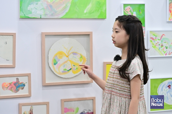 최근 그림책 '무이와 나'(출판사 경옥초이)를 출간한 강윤서 작가가 비카프 2025에서 운영하고 있는 작가 부스에서 자신의 작품 세계에 대해 이야기하고 있다. 소장섭 기자 ⓒ베이비뉴스