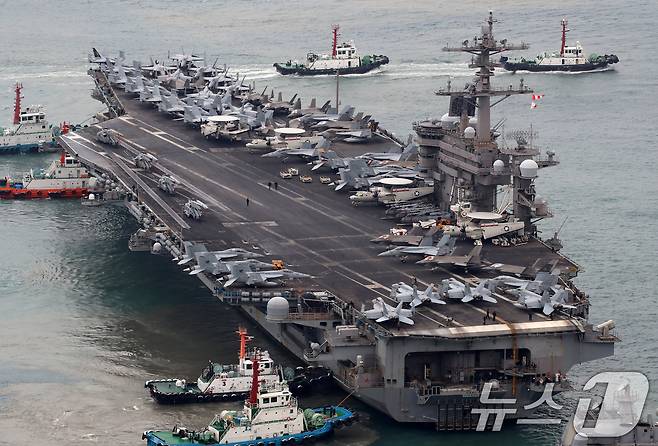 미국 해군 핵추진 항공모함 '칼빈슨함'(CVN-70)이 2일 오후 부산 남구 해군작전사령부 부산작전기지에 입항하고 있다. 길이 333m, 폭 77m, 무게 10만여 톤, 승조원 6000여 명에 달하는 니미츠급 항모인 칼빈슨함은 항공기 80여 대를 탑재할 수 있어 '떠다니는 군사기지'로 불린다. 2025.3.2/뉴스1 ⓒ News1 윤일지 기자