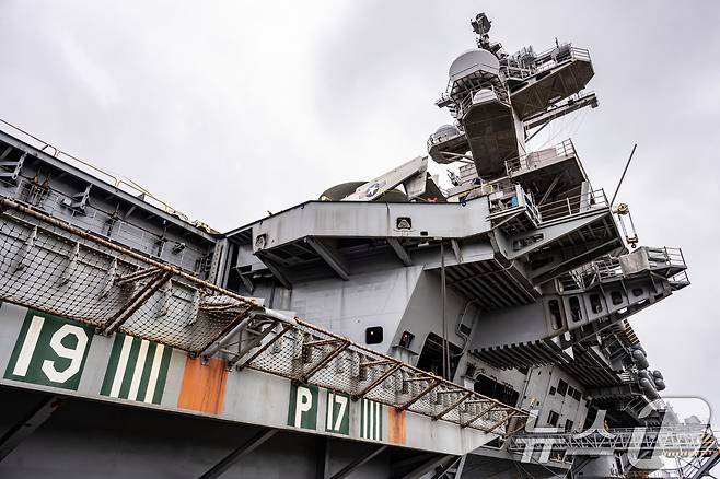 3일 부산 작전기지에 입항한 미국 핵 추진 항공모함 '칼빈슨함'(CVN-70) 갑판에 F/A-18 전투기를 비롯한 항공기들이 도열해 있다. 2025.3.3/뉴스1 ⓒ News1 사진공동취재단