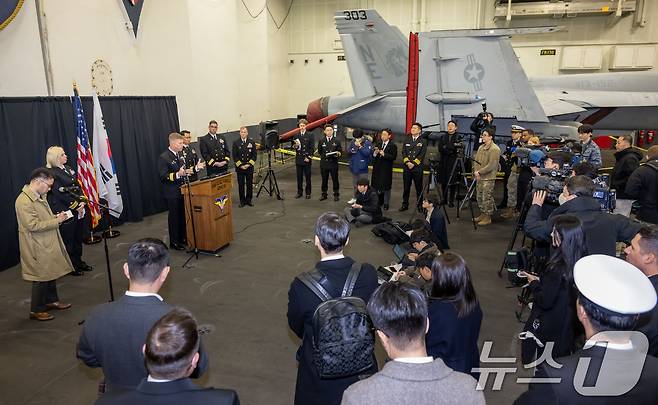미카엘 워지(준장) 제1항모강습단장이 3일 부산 작전기지에 입항한 미국 핵 추진 항공모함 '칼빈슨함'(CVN-70) 격납고에서 열린 기자회견에 참석해 발언하고 있다. 2025.3.3/뉴스1 ⓒ News1 사진공동취재단