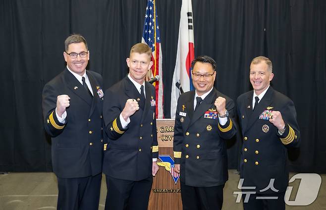 3일 부산 작전기지에 입항한 미국 핵 추진 항공모함 '칼빈슨함'(CVN-70) 격납고에서 미카엘 워지 제1항모강습단장(왼쪽 두번째), 이남규 해군작전사령부 해양작전본부장(왼쪽 세번째)이 "We go together"를 외치고 있다. 2025.3.3/뉴스1 ⓒ News1 사진공동취재단