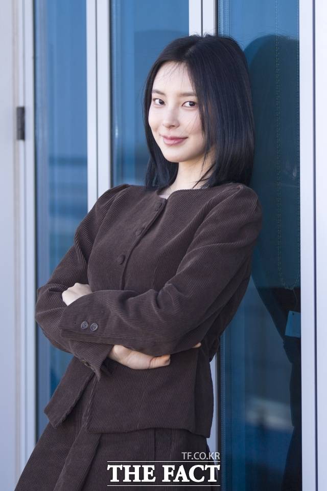 배우 신수현이 18일 오후 서울 마포구 상암동 <더팩트> 사옥에서 인터뷰에 앞서 포즈를 취하고 있다. /서예원 기자