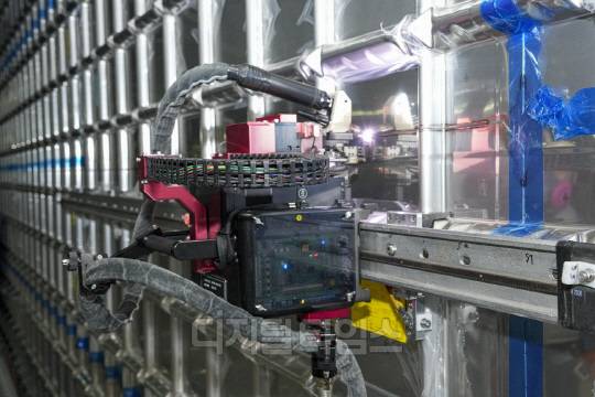 LNG 화물창의 플라즈마 자동용접 시공 장면. 양호연 기자