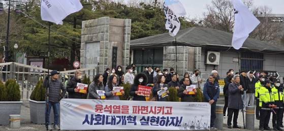 3일 오후 3시 전북 전주시 금암동 전북대 옛 정문에서 전북지역대학민주동문회협의회 등 회원 10여명이 대통령 탄핵을 촉구하는 기자회견을 하고 있다. 김준희 기자