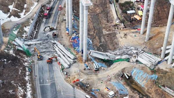 지난 2월 25일 서울세종고속도로 건설 현장에서 발생한 교량 상판 구조물 붕괴 사고 현장. 연합뉴스