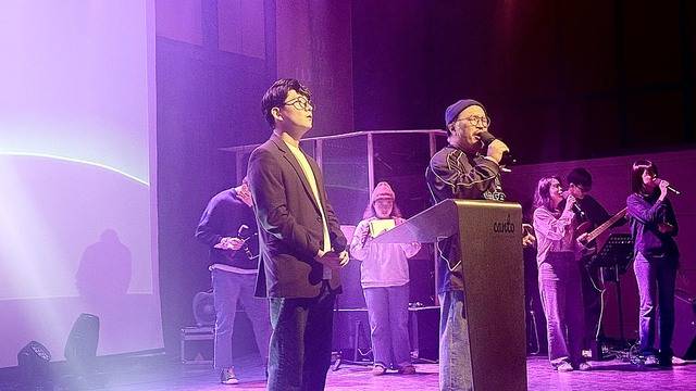 석동균(왼쪽)씨가 2일 경기도 파주 한소망교회 비전홀에서 일본 선교사로 출국하기 전 인사하고 있다. 한소망청년교회 제공