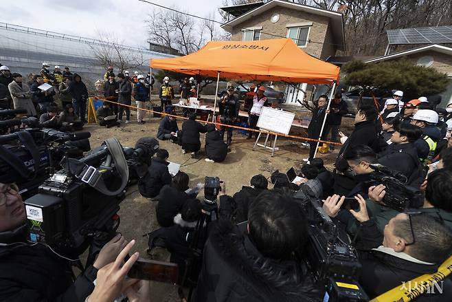 사고 현장 인근에서 소방 브리핑을 하는 모습. ⓒ시사IN 이명익