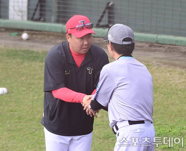 이범호 감독-이강철 감독 / 사진=권광일 기자