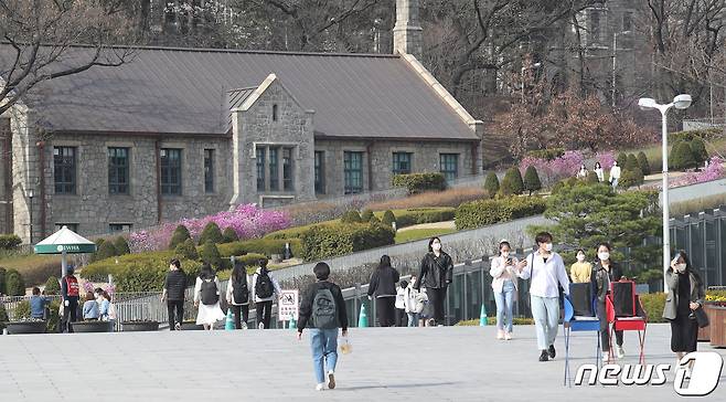19일 오후 서울 서대문구 이화여자대학교 정문 앞 거리가 분주한 모습을 보이고 있다. 2021.3.19/뉴스1 ⓒ News1 임세영 기자