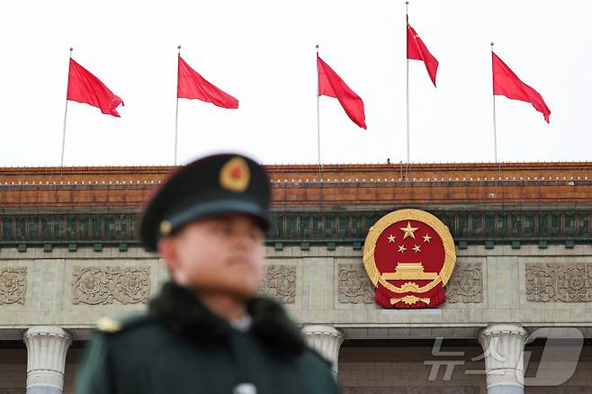 중국 양회 개막을 앞두고 군인이 인민대회당 앞 광장에서 경비를 서고 있다. 2025.03.03 ⓒ 로이터=뉴스1 ⓒ News1 정은지 특파원