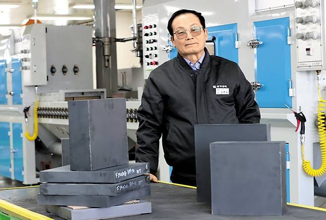 경북 구미에 공장이 있는 삼양컴텍은 K방산의 대표 무기인 K2 전차의 특수 방탄 장갑을 만든다. 지난달 이 회사 김종일 대표가 방탄 장비를 만드는 핵심 소재인 ‘중(重)방탄 세라믹’ 타일 앞에 섰다. /구미=신현종 기자