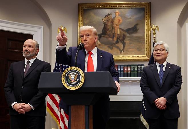 도널드 트럼프 미국 대통령이 3일(현지 시각) "예정대로 4일 캐나다와 멕시코에 25%의 관세를 부과한다"고 밝혔다. 사진은 도널드 트럼프 미국 대통령이 3일(현지시각) 미국 워싱턴DC 백악관 루스벨트 룸에서 대만 반도체 제조회사(TSMC)의 투자에 대해 발표하는 모습.오른쪽은 C.C. 웨이 TSMC 회장 겸 최고경영자, 왼쪽은 하워드 러트닉 미 상무장관. /로이터 연합뉴스