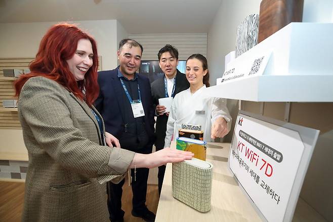 KT가 MWC 2025에서 공개한 'KT WiFi 7D' 공유기. / 사진=KT 제공