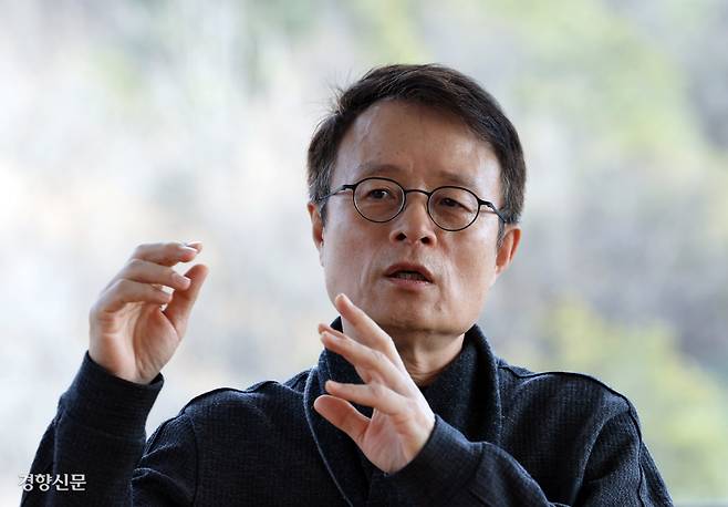 문병로 서울대 컴퓨터공학부 교수가 지난달 28일 서울 관악구 서울대 컴퓨터연구소 민상렬홀에서 경향신문과 인터뷰하며 AI 혁명의 현재와 미래에 대해 이야기하고 있다. 그는 “전기가 없던 세상과 전기를 베이스로 하는 세상의 차이처럼 AI는 향후 일상과 산업에 어마어마한 변화를 가져올 것”이라고 말했다. 서성일 선임기자