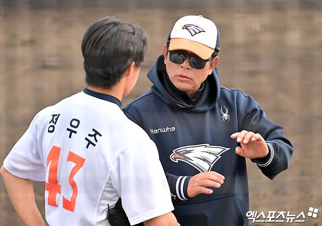 26일 오후 일본 오키나와 고친다 구장에서 열린 KT 위즈와 한화 이글스의 연습경기, 한화 양상문 투수코치가 투구를 마친 정우주에게 조언을 건네고 있다. 엑스포츠뉴스DB
