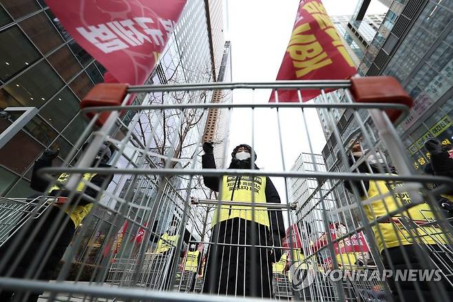 홈플러스 노동자들, 폐점 매각 저지 위해 카드 끌고 거리로 (서울=연합뉴스)