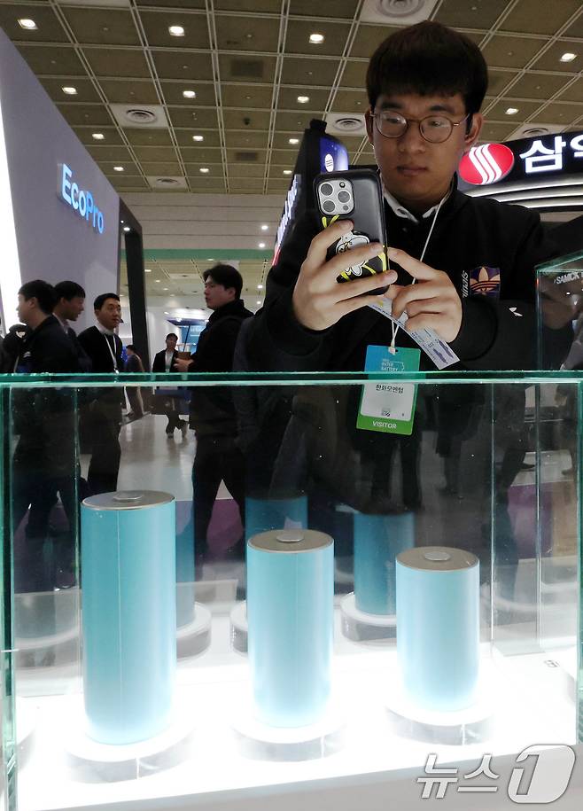 5일 서울 강남구 코엑스에서 개막한 ‘인터배터리 2025’ LG에너지솔루션 부스에서 관람객이 46시리즈 원통형 배터리를 살펴보고 있다. 2025.3.5/뉴스1 ⓒ News1 박세연 기자