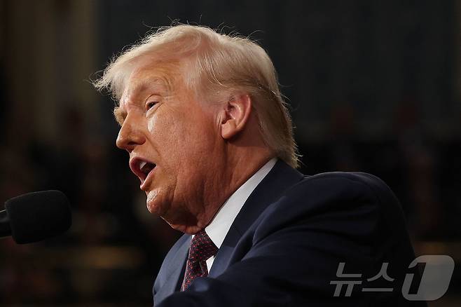 도널드 트럼프 미국 대통령이 4일(현지시간) 워싱턴 의사당 상·하원 합동회의에서 가진 연설서 "알래스카에 있는 세계 최대 규모 중 하나인 천연가스 파이프라인을 건설하는 사업에 일본, 한국 등이 우리의 파트너가 되기를 원하고 있다"고 밝히고 있다. 2025.03.05 ⓒ AFP=뉴스1 ⓒ News1 우동명 기자