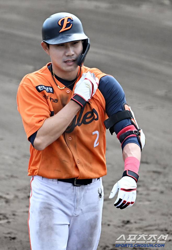25일 일본 오키나와 킨 스타디움에서 열린 한화와 KIA의 연습경기, 4회초 무사 1루 한화 심우준이 안타를 치고 기쁨을 나누고 있다. 오키나와(일본)=허상욱 기자 wook@sportschosun.com/2025.02.25/