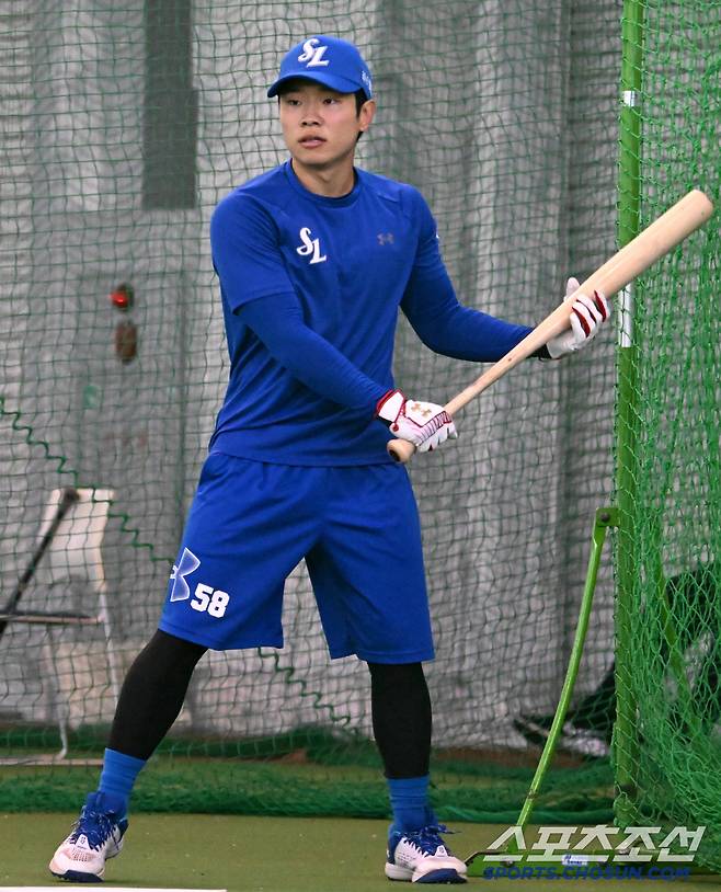 21일 일본 오키나와 온나손 아카마구장에서 삼성 라이온즈의 스프링캠프 훈련이 진행됐다. 김지찬이 타격훈련을 하고 있다. 오키나와(일본)=허상욱 기자 wook@sportschosun.com/2025.02.21/