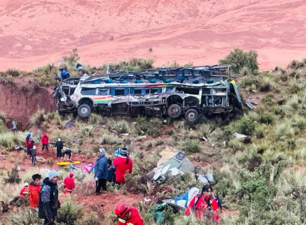 3일(현지시간) 볼리비아 남부 포토시의 도로에서 픽업트럭과 충돌한 버스가 약 500m 깊이 협곡 아래로 추락했다. 사진=연합뉴스