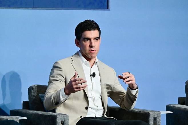 다니엘 아라우조 지속가능경영사무국 상무가 갤럭시 S25에 탑재된 재활용 소재에 대해 설명하고 있다. 사진=삼성전자 제공