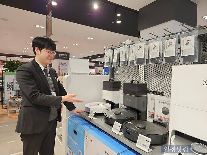 조승국 전자랜드 용산본점 부점장이 매장에 진열된 로봇청소기를 소개하고 있다. 사진=김대영 기자