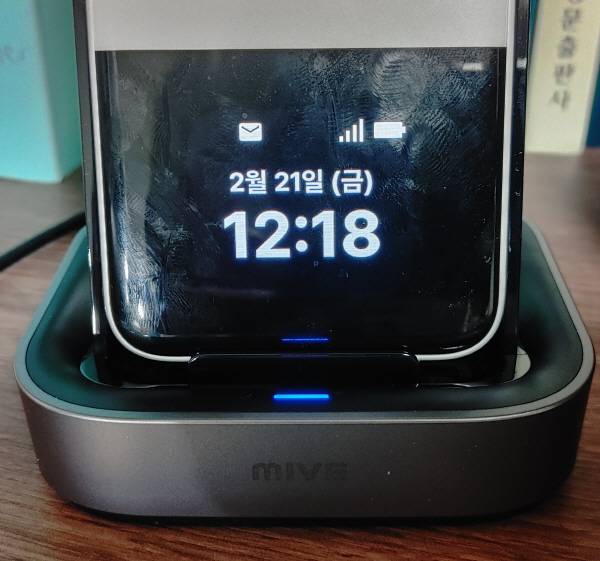 에이엘티 AT-M140S를 전용 거치대에서 올려 놓은 모습. 정옥재 기자