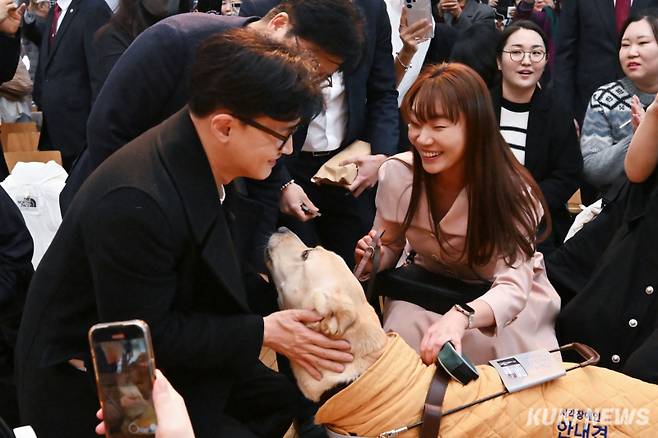 한동훈 전 국민의힘 대표가 5일 서울 마포구 청년문화공간JU에서 자서전 ’국민이 먼저입니다‘ 북콘서트에 참석해 김예지 의원의 안내견 태백이와 인사하고 있다.