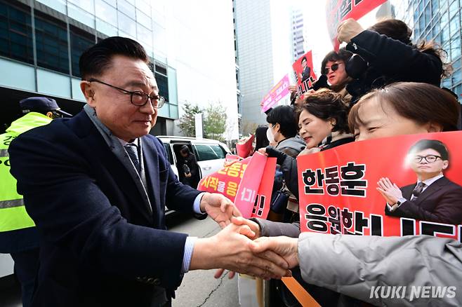 고동진 국민의힘 의원이 5일 오후 서울 마포구 청년문화공간JU에서 열린 한동훈 전 국민의힘 대표 저서 '국민이 먼저입니다' 북콘서트 행사에 참석하며 지지자들과 인사하고 있다.