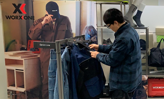 한 고객이 BYN블랙야크그룹 본사 매장에 비치된 블랙야크아이앤씨 제품을 살펴보고 있다.