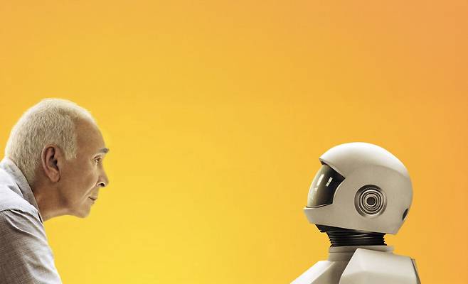 2012년 개봉한 SF 영화 '로봇 앤 프랭크'의 한 장면. 영화는 치매를 앓는 노인 프랭크가 간호 돌봄 로봇과 소통하며 변화하는 과정을 그렸다. 새뮤얼 골드윈 필름스