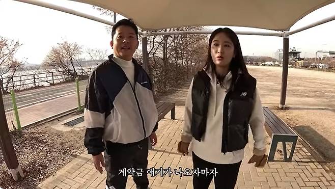 개그맨 김준호와 결혼을 앞둔 개그우먼 김지민이 결혼식장 계약금을 자신이 결제했다며 불편한 기색을 드러냈다. /사진=김준호 김지민 유튜브 채널 캡처