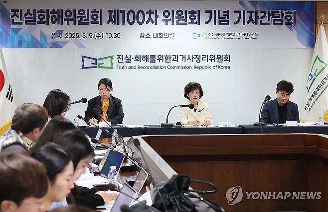 진실화해위원회 제100차 위원회 기념 기자간담회 (서울=연합뉴스) 이정훈 기자 = 박선영 진실화해위원장이 5일 서울 중구 진실·화해를위한과거사정리위원회에서 열린 제100차 위원회 기념 기자간담회에서 취재진 질문에 답하고 있다. 2025.3.5 uwg806@yna.co.kr