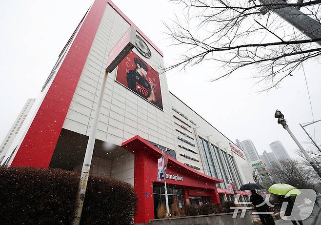 홈플러스가 신용등급 하락으로 인한 잠재적 자금이슈에 선제적으로 대응하기 위해 서울회생법원에 기업회생절차 개시를 신청했다고 4일 밝혔다. 서울 영등포구 홈플러스 영등포점 모습. 2025.3.4/뉴스1 ⓒ News1 오대일 기자