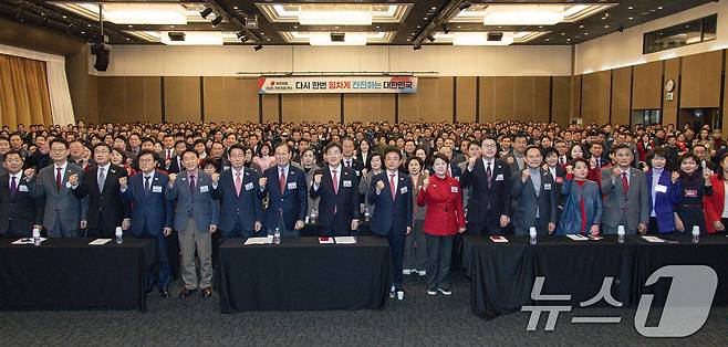 권영세 국민의힘 비상대책위원장과 권성동 원내대표를 비롯한 기초의원들이 5일 오후 경북 경주시 엑스포로 더케이호텔 경주에서 열린 부산·대구·울산·경북·경남 기초의원 연수에서 기념촬영을 하고 있다. 2025.3.5/뉴스1 ⓒ News1 이재명 기자