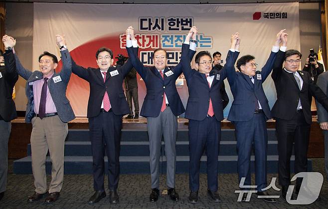 권영세 국민의힘 비상대책위원장과 권성동 원내대표, 이철우 경북도지사를 비롯한 참석 내빈들이 5일 오후 경북 경주시 엑스포로 더케이호텔 경주에서 열린 부산·대구·울산·경북·경남 기초의원 연수에서 손을 들어보이고 있다. 2025.3.5/뉴스1 ⓒ News1 이재명 기자