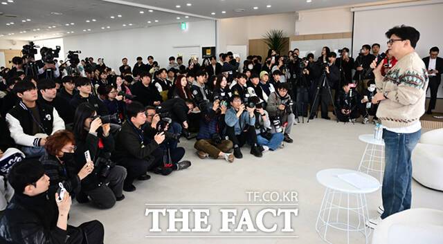 한동훈 전 국민의힘 대표가 6일 서울 서대문구 코지모임공간 신촌점에서 열린 2025 대학생시국포럼 백문백답 토론회 강연자로 참석해 발언하고 있다.