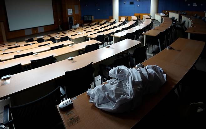 지난 4일 대구의 한 의과대학 강의실에 의대 가운만 덩그러니 놓여있다. /뉴시스