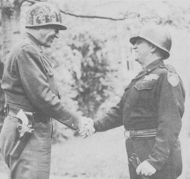 조지 패튼 미군 대장이 1945년 4월 월튼 워커의 중장 진급을 축하하고 있다. 미 육군