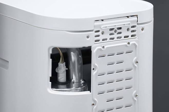 탈취 시스템은 5단계로 구성돼있고, UV 램프도 소비자가 직접 교체할 수 있는 구조다 / 출처=IT동아