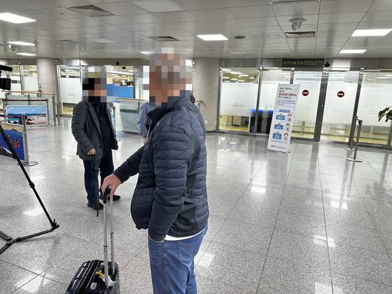 5일 오후 5시 20분쯤 제주국제공항 대합실을 통해 나오는 필리핀 마닐라 출발 로얄에어필리핀 전세기 탑승객들. 최충일 기자