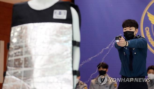신임 경찰관 현장 대응능력 강화 훈련 (청주=연합뉴스) 천경환 기자 = 7일 오전 충북경찰청에서 신임 경찰관이 테이저건 실사 훈련을 하고 있다. 2021.12.7 kw@yna.co.kr