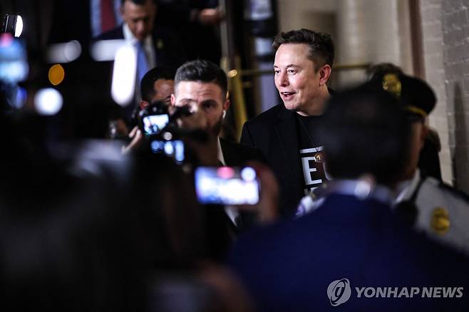 공화당 의원들과 회동한 일론 머스크 테슬라 최고경영자(CEO) (워싱턴 AFP=연합뉴스) 일론 머스크 테슬라 최고경영자(CEO)가 5일(현지시간) 워싱턴DC 연방의회에서 공화당 상원의원들과 만난 뒤 떠나고 있다. 2025.3.5 photo@yna.co.kr
