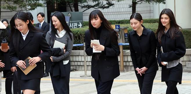 그룹 뉴진스(왼쪽부터 민지, 하니, 혜인, 해린, 다니엘)가 7일 서울 서초구 서울중앙지방법원에서 어도어 측이 멤버들을 상대로 제기한 ‘기획사 지위보전 및 광고계약 체결 등 금지’ 가처분 첫 심문기일을 마친 후 법원을 나서고 있다. 뉴스1