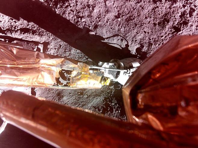 달 표면에 배치된 달 먼지 분석 장비 ‘루나 플래닛백’. 파이어플라이 제공.