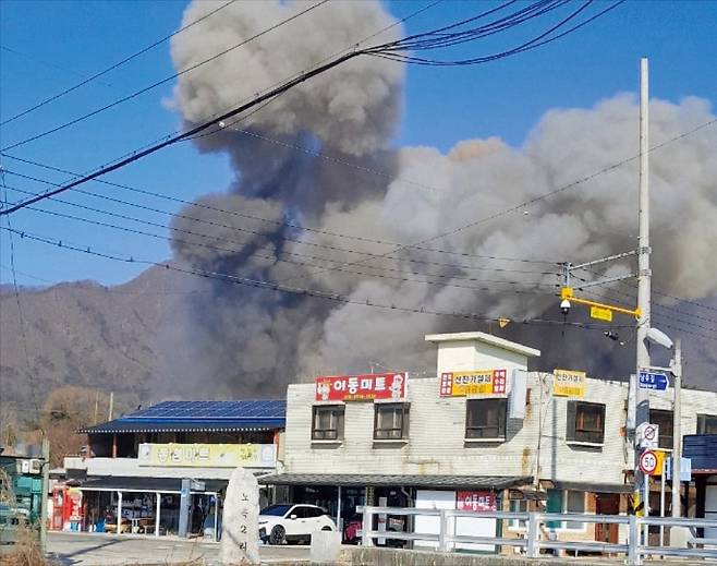 < “전쟁 난 줄…” > 6일 공군 전투기(KF-16)가 경기 포천시 이동면 노곡리의 민가 일대를 오인 폭격하면서 폭발 지역에 연기가 피어 오르고 있다. 작은 사진은 폭탄이 떨어진 당시 방송화면 캡처. /연합뉴스