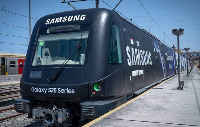 지난달 말 개통된 페루 리마 지하철 1호선 갤럭시 AI 열차. 사진=삼성전자 제공